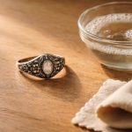 découvrez pourquoi une bague ancienne noircit avec le temps et apprenez les meilleures solutions pour la raviver et retrouver son éclat d'origine facilement.
