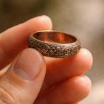découvrez comment identifier une bague en cuivre ancienne grâce à nos astuces simples et efficaces. apprenez à reconnaître les caractéristiques uniques et l'histoire de ces bijoux vintage.